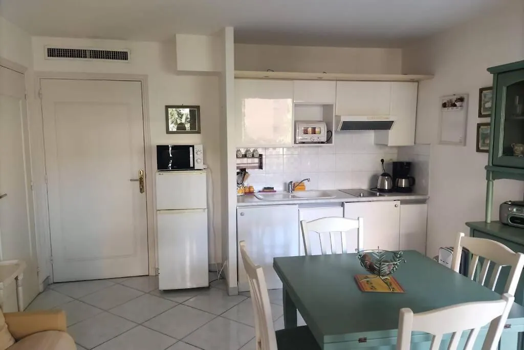 Havre De Paix En Plein Centre Ville, 4 Couchages Menton 0*,  France